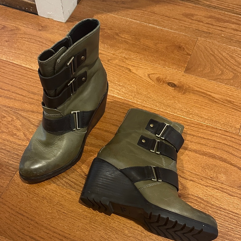 Sorel Olive and Black Wedge Boots